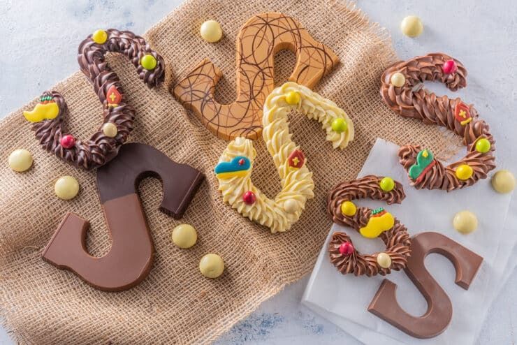 Vier SInterklaas met de chocoladeletters van Nollen